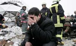 Число погибших при обрушении крыши рынка в Москве достигло 35 человек