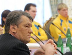 Віктор Ющенко зустрівся зі спортсменами та тренерами збірної України, які поїдуть на Олімпіаду до Туріна 