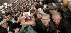 К телу Милошевича пришли тысячи людей