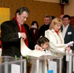 Віктор Ющенко та його дружина пані Катерина Ющенко проголосували на виборах до Верховної Ради та органів місцевого самоврядування