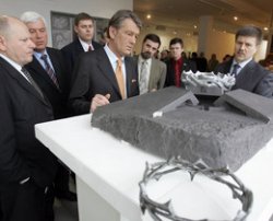 Президент оглянув виставку проектів Меморіального комплексу пам’яті жертв голодоморів 