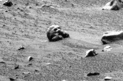 Череп на марсианской поверхности