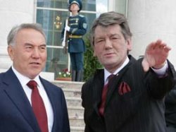 Ющенко и Назарбаев общаются 