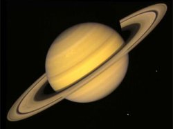 Ученые объяснили сияние одного из колец Сатурна