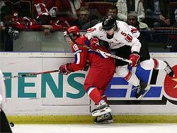 Российские хоккеисты проиграли канадцам первый матч суперсерии 
