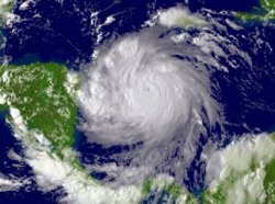 Ураган "Феликс" ослаб до третьей категории