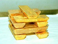 Тройская унция золота стала стоить больше 700 долларов