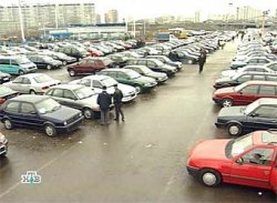  Продажи российских машин снизились почти вдвое