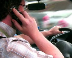 Мобильный телефон повышает вероятность аварии в 4 раза