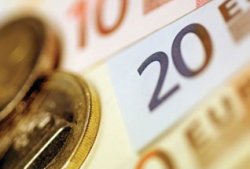 Экономисты советуют скупать дешевые евро