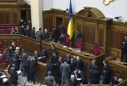 Оппозиция заблокировала Раду из-за подписи Яценюка