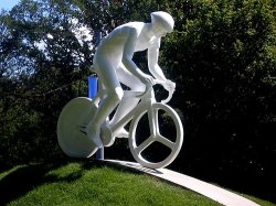 В Харькове открыли памятник велосипедистам