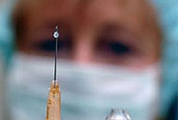 Минздрав приостановил вакцинацию в Украине