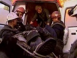 Спасателям удалось достать живым одного из кузбасских шахтеров