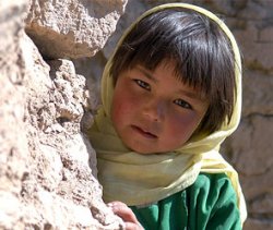 Афганские мальчики убивают девочек