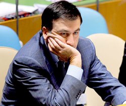 Грузины подписывают импичмент Саакашвили