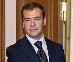 Медведев утвердил поправки в Конституцию