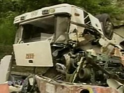 В Китае грузовик "скинул" с обрыва автомобиль: 10 погибших