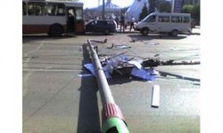 В Москве на будку ДПС электрики уронили столб 