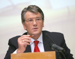Ющенко вслед за Тимошенко принялся раздавать жилье
