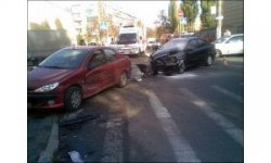 В Киеве две девушки на иномарках не поделили дорогу