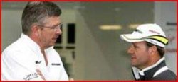 Росс Браун прощается со своим бразильским пилотом Рубенсом Баррикелло