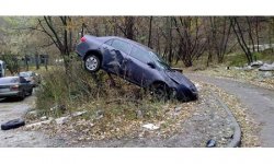 ДТП в Киеве: Toyota Corolla "нанизалась" на шлагбаум