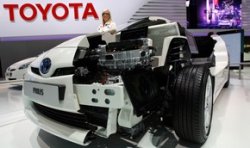 Toyota начнет торговать машинами для домашних розеток