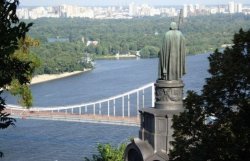 С памятника князю Владимиру срочно сняли Георгиевский крест