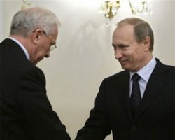 Путин пообещал Азарову решить "трубный" вопрос