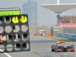 Льюис Хэмильтон стал быстрейшим на свободных заездах Гран-при Китая