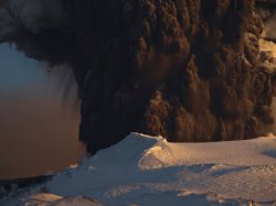 Опубликованы снимки исландского извержения крупным планом
