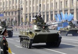 В Киеве блондинка на иномарке чуть не врезалась в танк Т-34