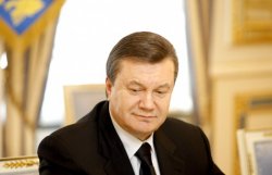 Янукович призвал 9 мая вспомнить о матерях