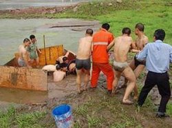 Стеснительного китайца  аж семь часов доставали из реки Янцзы