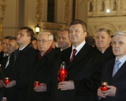 Янукович почтил память жертв "сталинской машины"