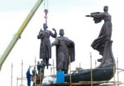 В Киеве установили третью фигуру памятника основателям города