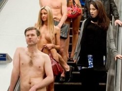 Офисные работники проехались в метро голыми ради рекламы сериала