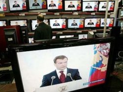 Медведев лично обеспечит показ украинских каналов в России