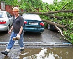 Ураган ломал деревья и крушил автомобили