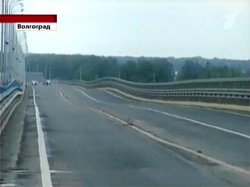В Волгограде раскачался мост - машины подбрасывало и разворачивало в воздухе