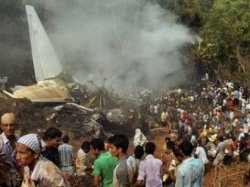 На месте авиакатастрофы в Индии нашли черный ящик