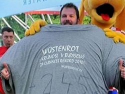 Житель Хорватии  надел на себя 245 футболок - это рекорд