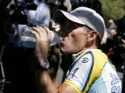 Лэнса Армстронга  подозревают в употреблении допинга