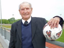 Самый старый футбольный тренер мира ушел в отставку
