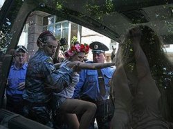 Девиц из FEMEN повязала милиция
