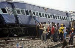 Число жертв крушения поезда в Индии превысило 70 человек