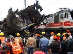 Число жертв крушения поезда в Индии увеличилось до 110 человек