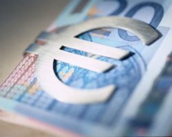 На межбанке заметно подешевел евро