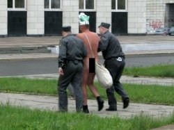 В центре Архангельска задержан голый Человек-Дерево